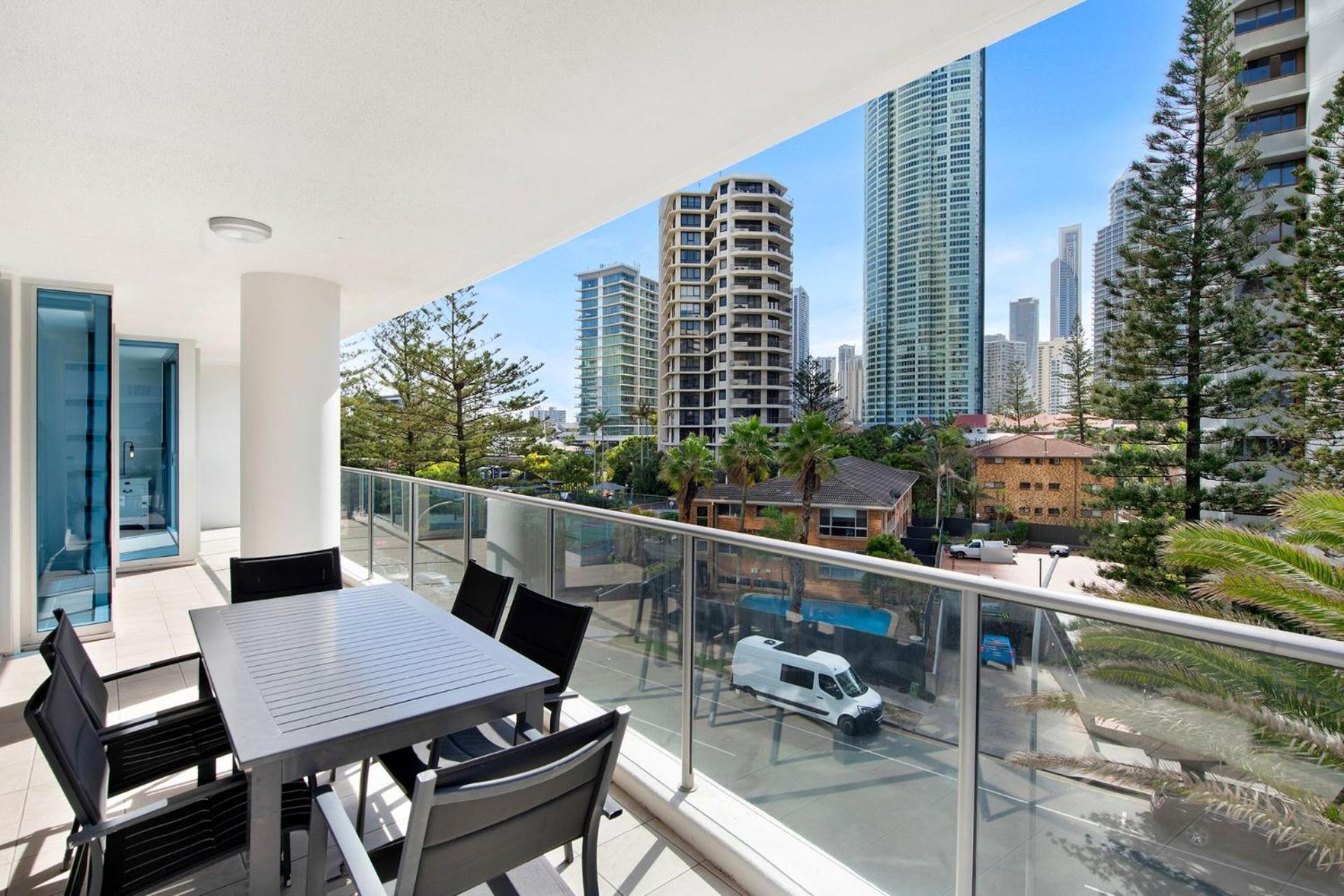 Artique 3 Bedroom Close To The - Coasthm Apartment Gold Coast